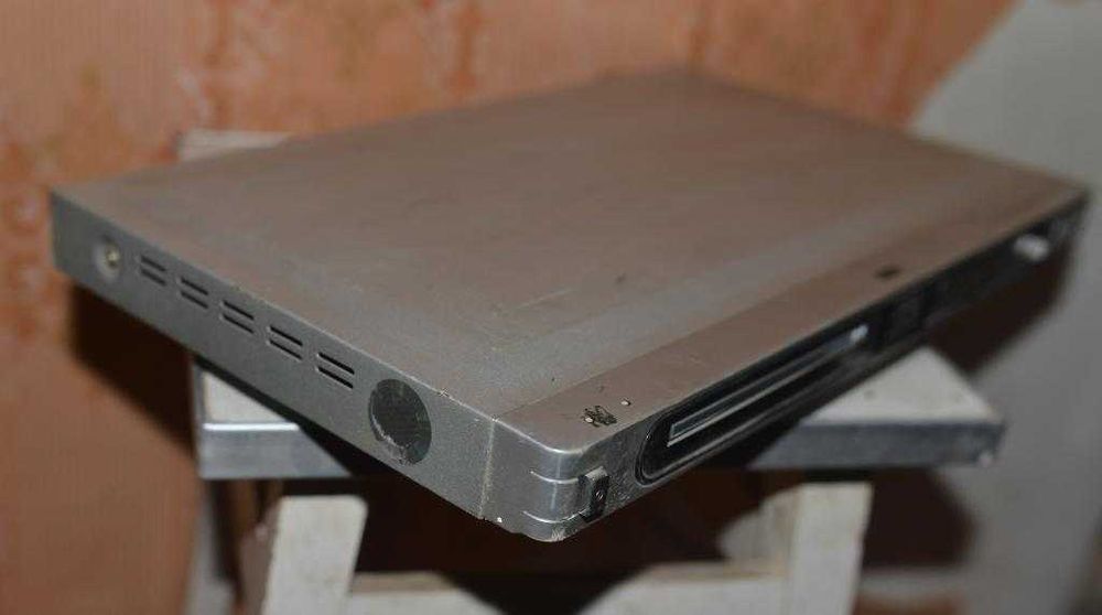 Три DVD, з/ч до відеомагнітофонів, тощо