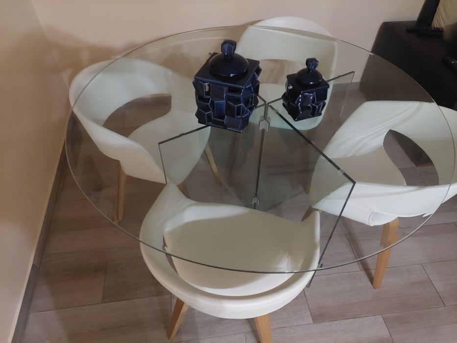 Mesa de vidro e 4 cadeiras