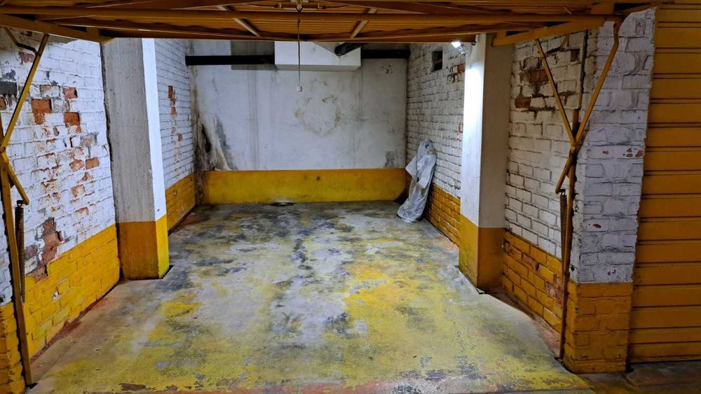 Garagem fechada no centro da cidade