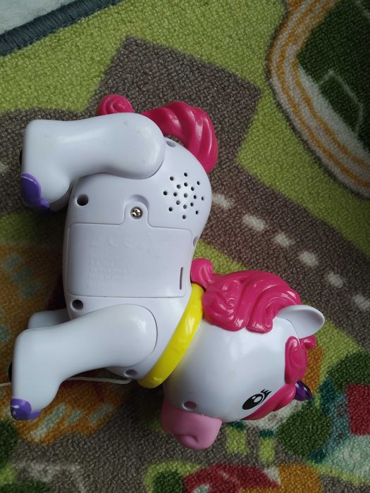 Grający kucyk na kółkach