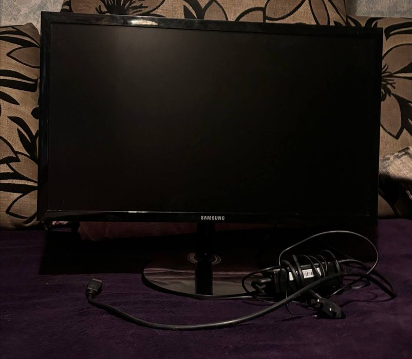 Монітор у гарному стані -  Samsung-  FULL HD 21,5" S22F350FHI