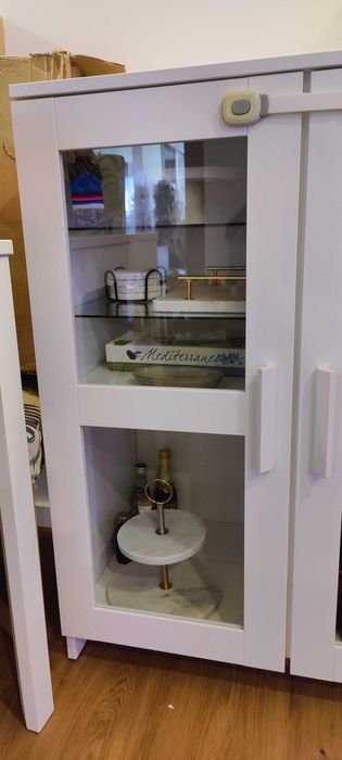 2 Aparadores de vidro e branco ikea