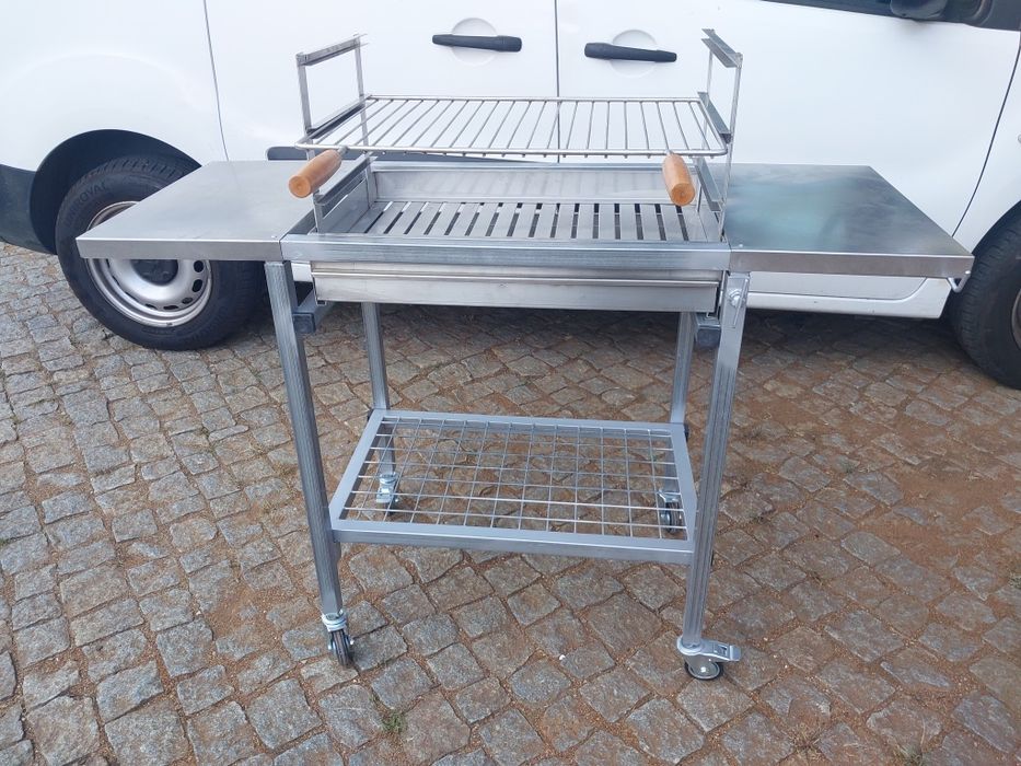 Churrasqueira nova com rodas, é desmontável para transportar