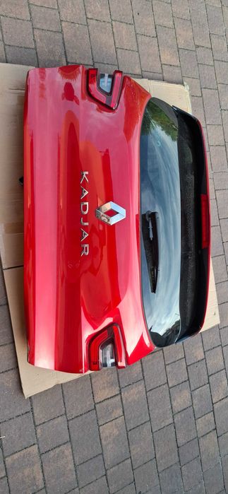 Pokrywa bagażnika Renault Kadjar uszkodzona.