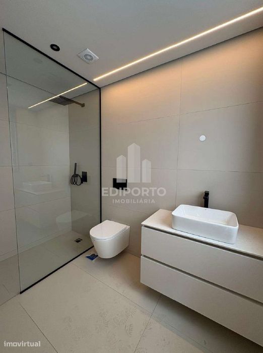 Exclusivo T1 com Varanda de 20m² e Arquitetura de Autor – S. Cosme, Go