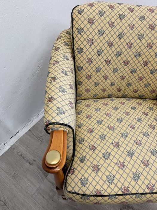 Klasyczny stylowy fotel z dużym podnózkiem vintage