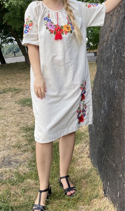 Вишита лляна сукня