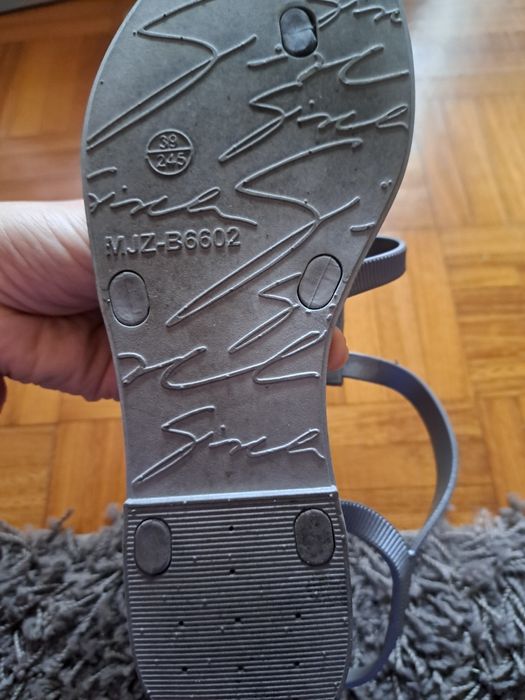 Sandálias prateadas tipo ipanema