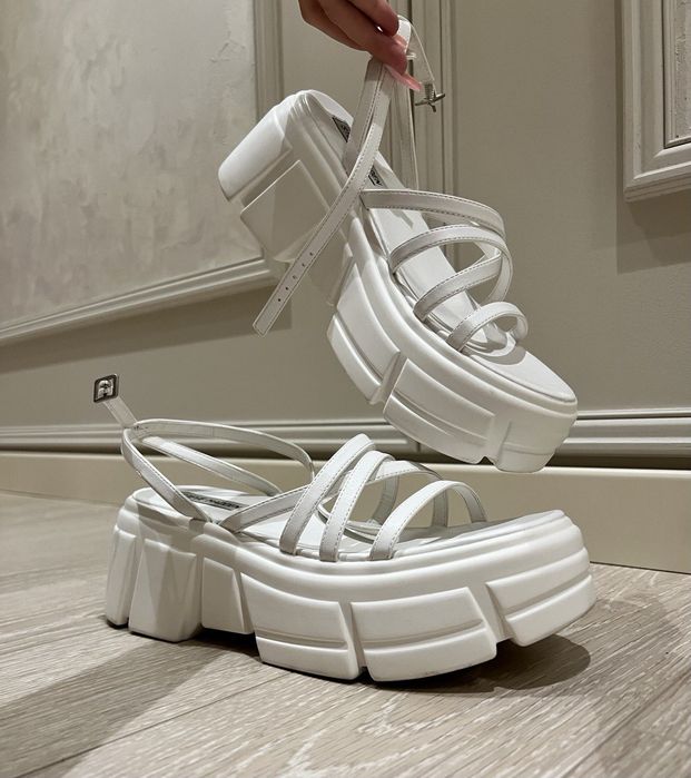 Steve Madden білі сандалі шльопанці zara