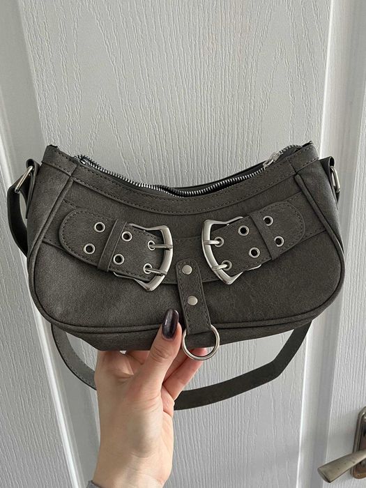 Сіра стильна жіноча сумка з ремінцями через плече