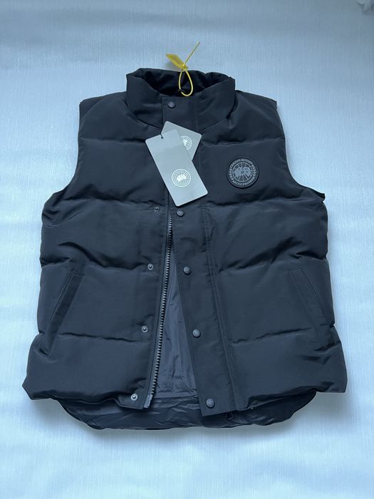 Жилетка від бренду Canada Goose