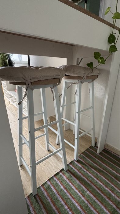 Bancada alta com arrumação + 2 bancos