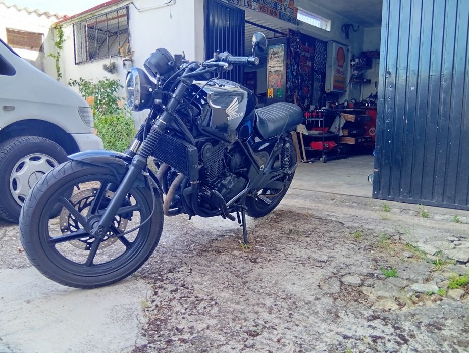 Vendo CB 500 custom.