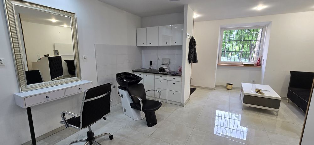 Do wynajęcia Stanowisko fryzjerskie manicure  Wyposażone