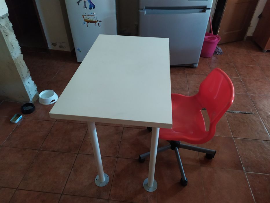 Secretária e cadeira