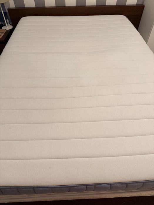 Mam na sprzedaż gruby materac z IKEA.Średniotwardy,ze sprężynami kieszonkowymi, rozmiar 140* 200 cm.