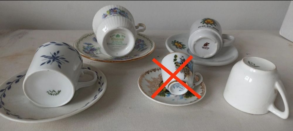 Bibelots vários antigos e chavenas de café antigas