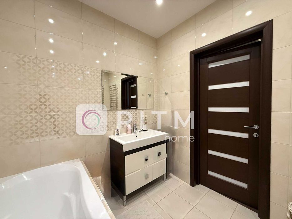 Оренда 2-кімнатна квартира з дизайнерським ремонтом + власний гараж