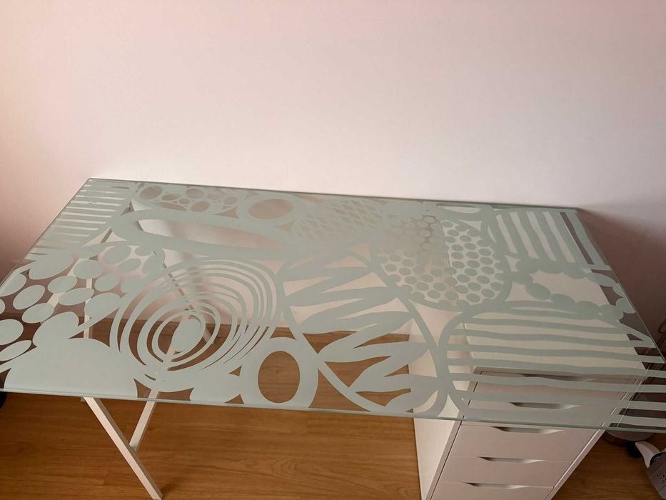 Secretária com bloco de gavetas