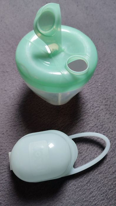 Pojemnik na smoczek oraz do mleka modyfikowanego