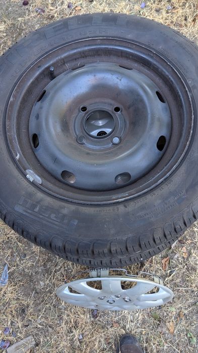 Резина Pirelli r14 комплект с дисками и  колпаками в отличном состояни