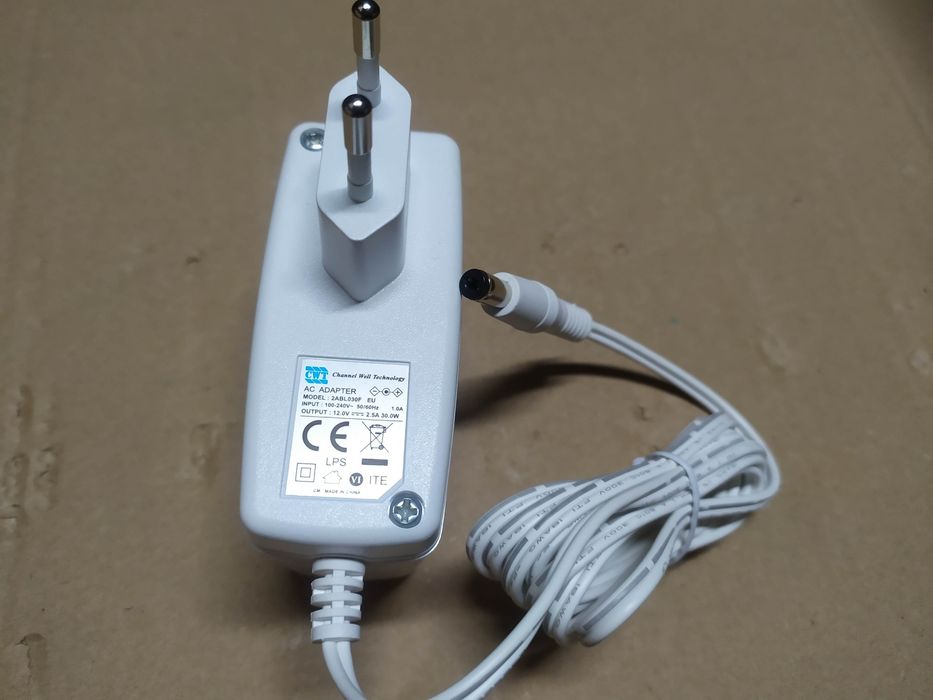 Новий блок живлення CWT адаптер питания 12В 12V 2.5A 30W 5.5/2.1