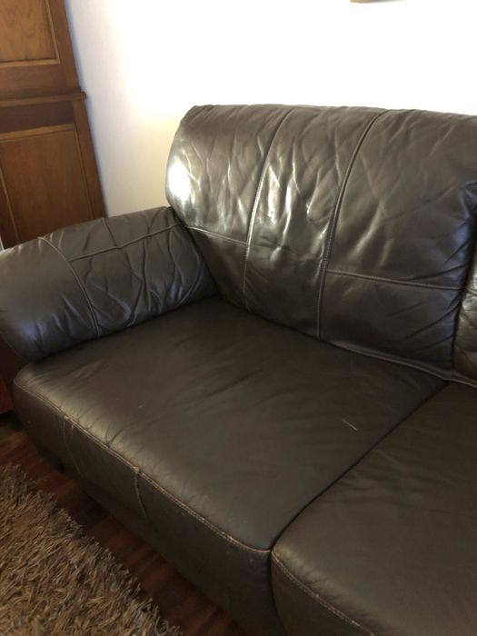 Sofá de pele castanha