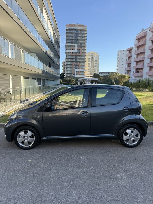 Toyota Aygo Automático • Apenas 59 mil km c/ histórico • Full Extras • Embreagem Nova • AC • Nacional