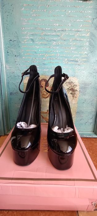 Lakierowany wysokie buty na słupku. Nowe 4141