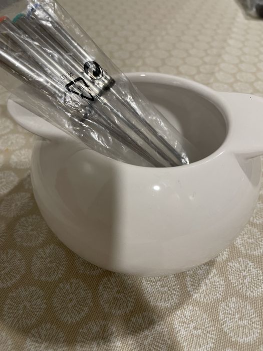 Fondue e garfos. Novo. Mas só tem a parte de cima.
