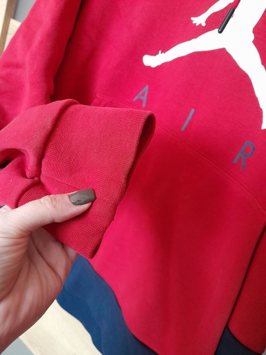 Czerwoną bluza Jordan M z kapturem
