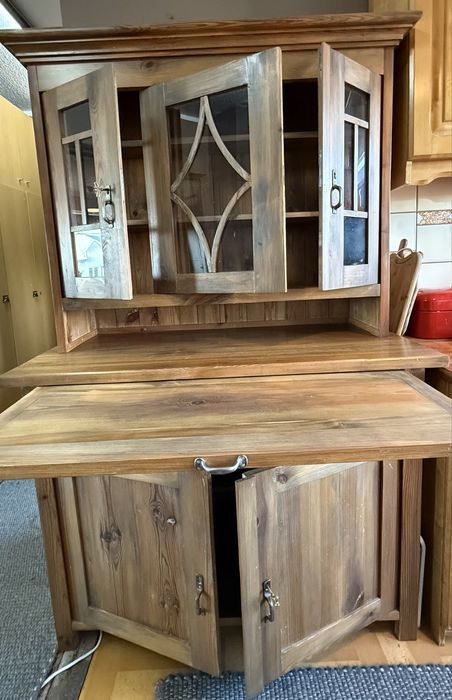 Oryginalny kredens rustykalny w kolorze orzecha