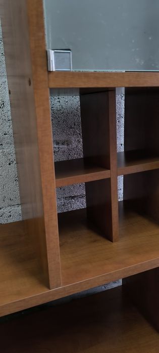 Belíssimo móvel estante em madeira com prateleira e porta em vidro.
Ex