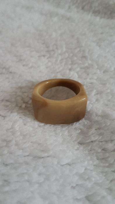 Anel plástico cor bege