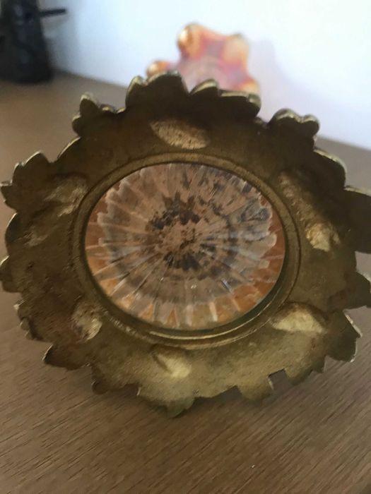 Jarra de vidro com base em bronze