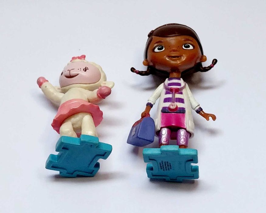 Bonecos Doutora Brinquedos e ovelha Lãzinha