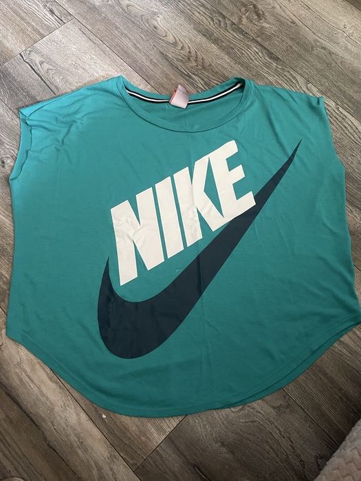 Футболка женская NIKE