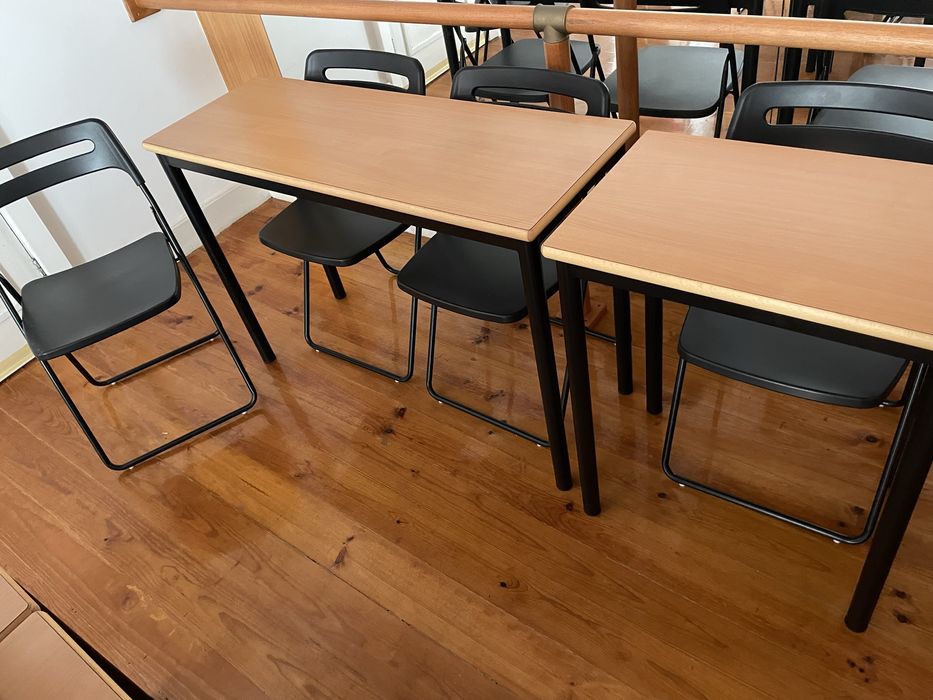 Secretárias, cadeiras e quadros