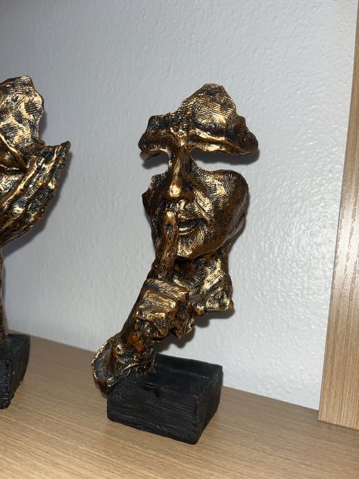 Estatuetas em tom bronze
