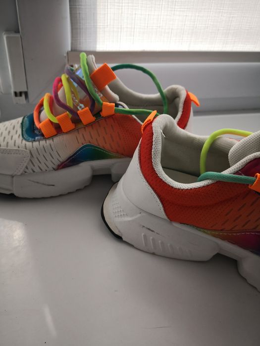 Яскраві кросівки для яскравої дівчини