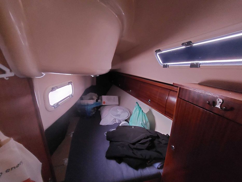 Veleiro Bavaria 32" (veleiro alemão com bandeira portuguesa);