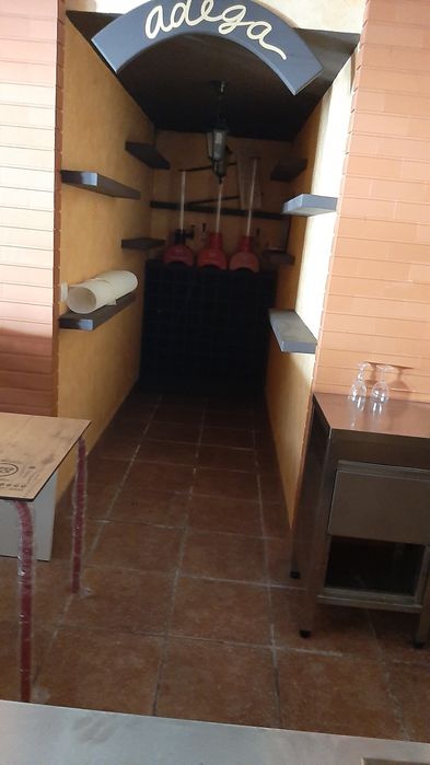 Garrafeira madeira e parteleiras e a dizer adega
