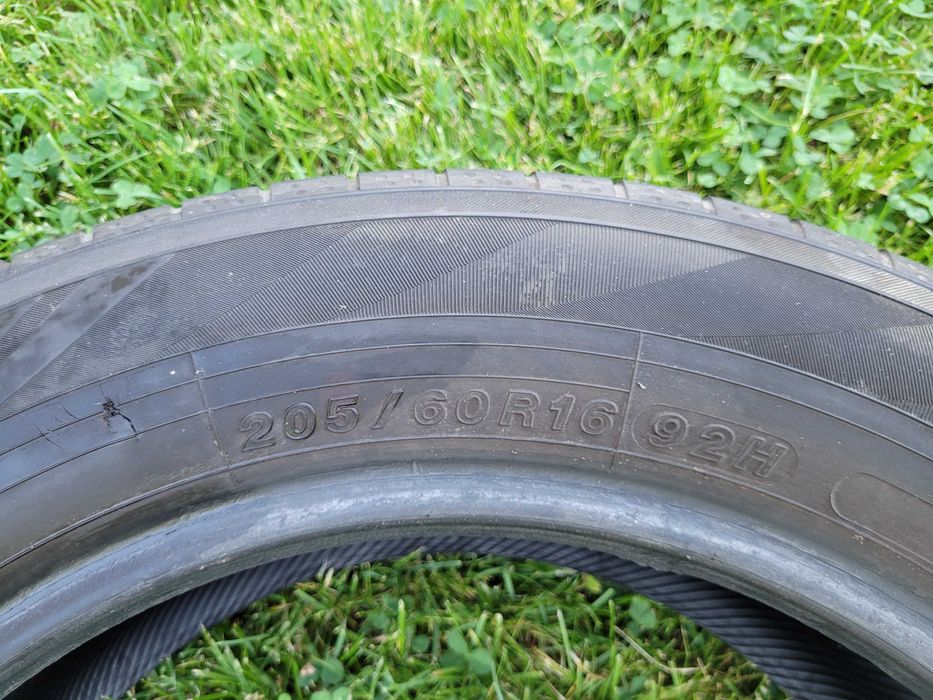 Sprzedam 2 szt. opon letnich Yokohama Bluearth rozmiar  205/60 R 16.
