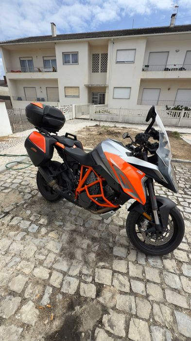 KTM SuperDuke 1290 GT (com malas)