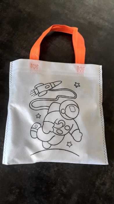 Figurka do samodzielnego pomalowania.