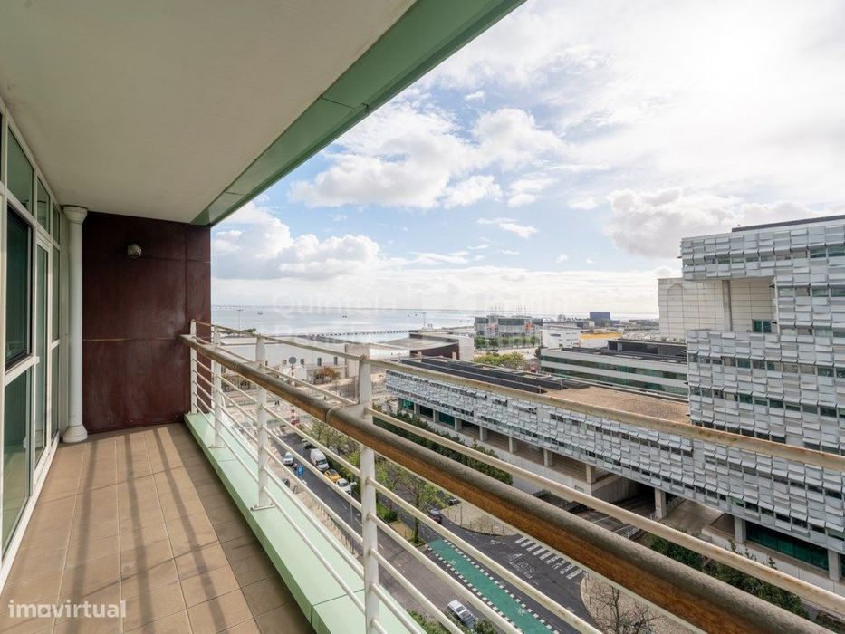 Apartamento T2 para arrendar com vista rio no Parque das Nações