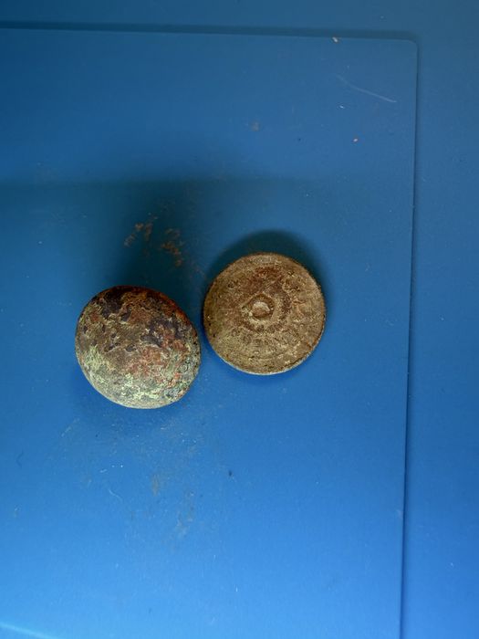 Zabytkowe pokrętło lampy naftowej i guzik