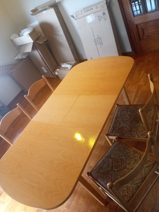Mesa com 4 cadeiras (conservado)