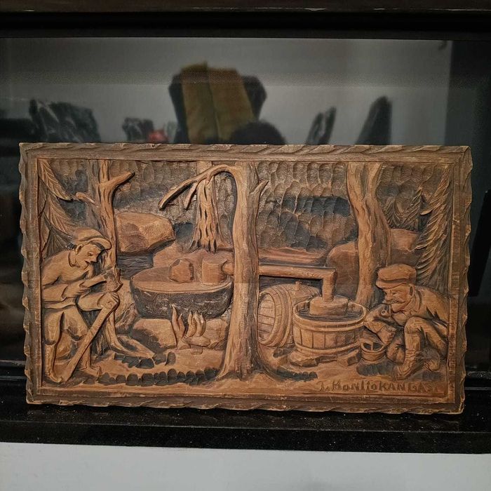 drewniana płaskorzeźba (relief głęboki) Motyw leśnej bimbrowni
