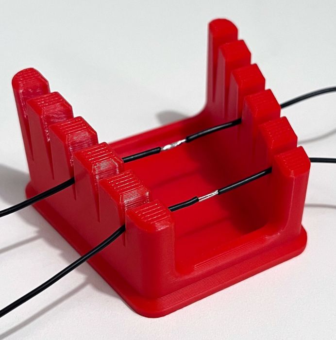 Тримач для паяння дротів.